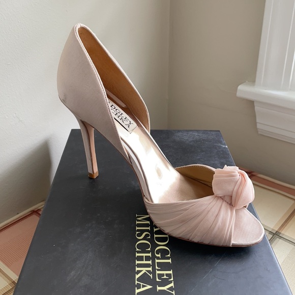 Badgley Mischka Mussica light pink satin heels - Picture 3 of 3